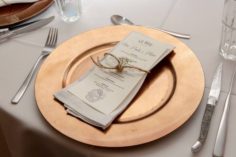 Menu impresso da festa, exibindo as opções de pratos e bebidas servidos na celebração.