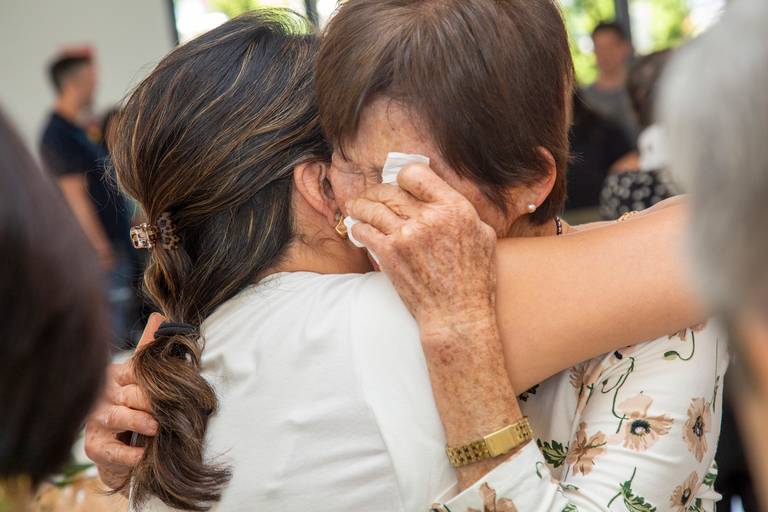 Aniversariante em um momento de emoção, chorando durante sua festa de celebração.