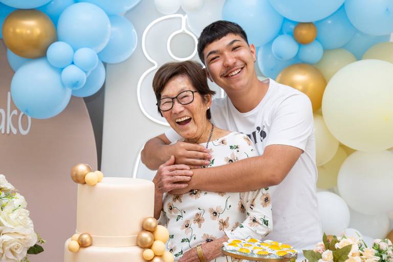 Aniversariante sorrindo e celebrando seu dia especial, com expressão de felicidade.