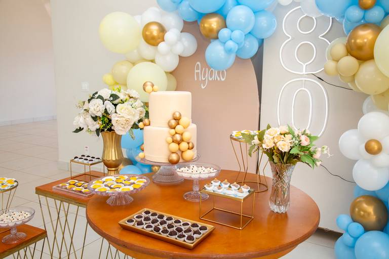 Mesa decorada com elegância para uma celebração, com detalhes que criam um ambiente festivo.