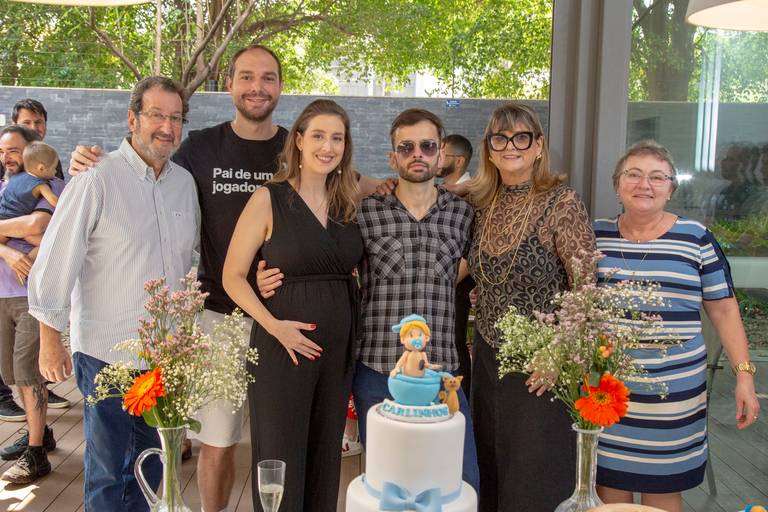 Grupo de convidados em um momento de socialização e diversão em festividade.
