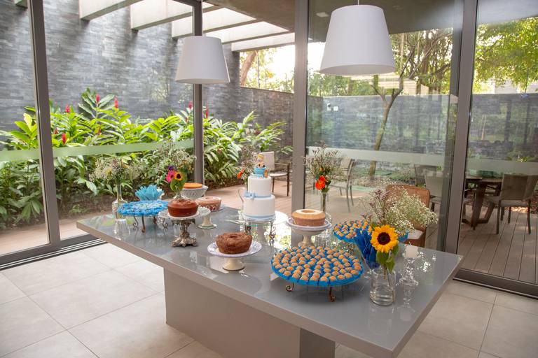 Mesa principal decorada para uma festividade, com itens temáticos e arranjos.