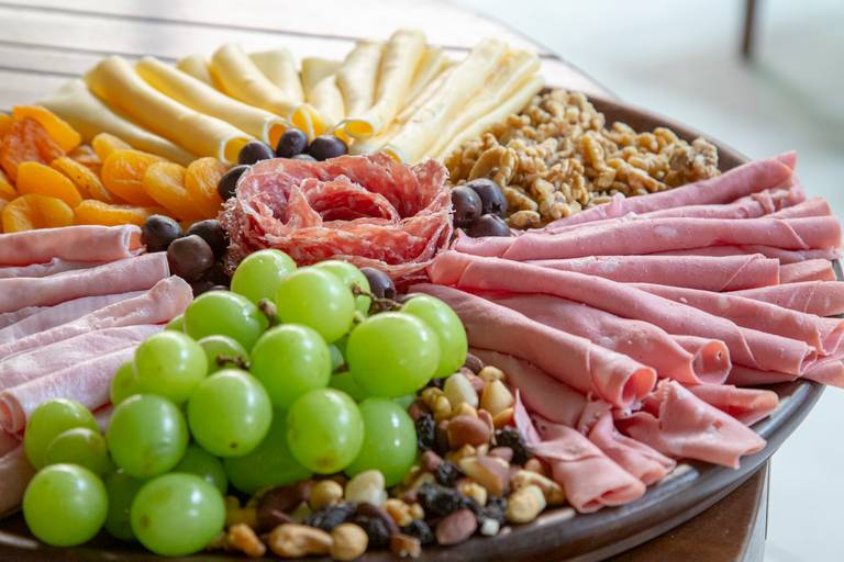 Seleção de comidas servidas em uma festa, com pratos variados e apetitosos.