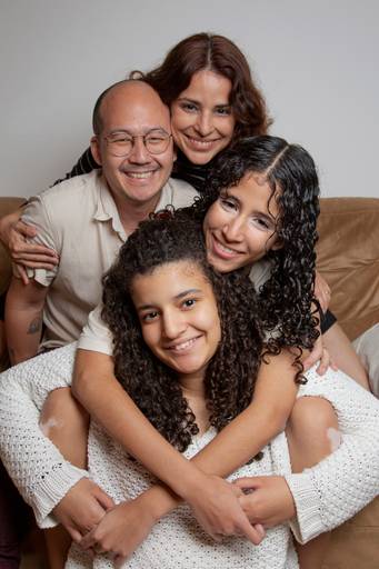 Família reunida posando para uma foto, em um momento de união e felicidade.