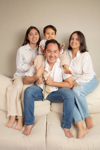 Fotografia de família posando capturando a beleza e união da família. Foto por Bruno Arita