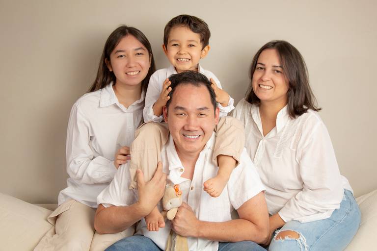 Fotografia de família posando capturando a alegria e amor da família. Foto por Bruno Arita