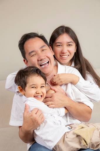 Retrato de família focado na conexão e na naturalidade das interações domésticas. Autoria: Bruno Arita