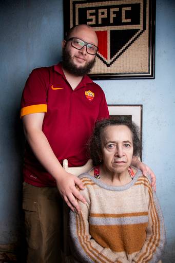 Mãe e filho posando juntos, demonstrando carinho e união.