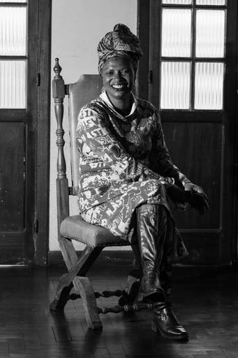 Ensaio editorial em Ouro Preto, Minas Gerais, com modelo negra de turbante e bota, unindo moda e história. Registro por Bruno Arita