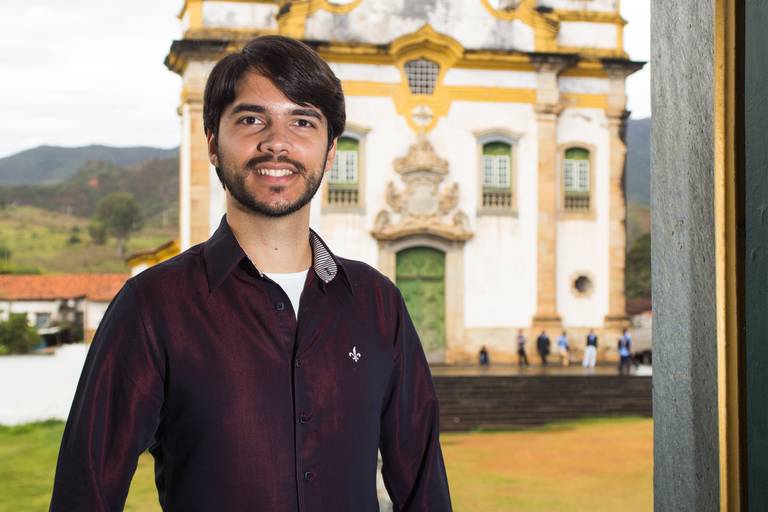 Retrato de Sandro Andrade com estética editorial, ressaltando expressão e presença profissional. Foto por Bruno Arita