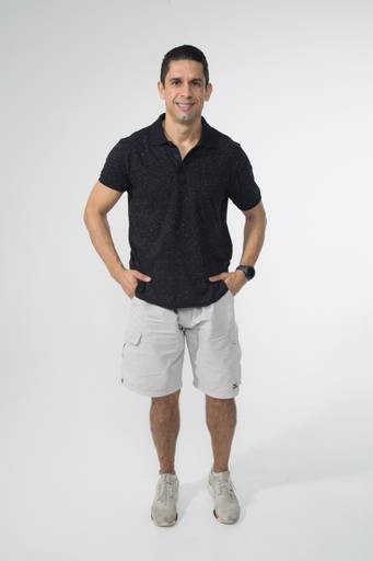 Ensaio editorial pessoal em ambiente contemporâneo, destacando o estilo e posicionamento de Marco Cardoso. Fotografia: Bruno Arita