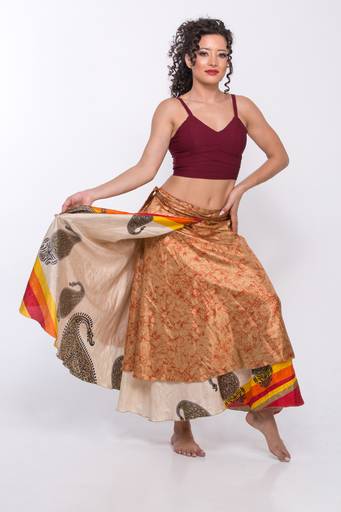 Ensaio lookbook de moda feminina com iluminação natural e estética lifestyle. Registro por Bruno Arita