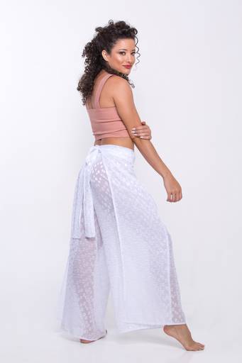 Composição editorial para marca de roupas, focada em movimento e fluidez do tecido. Fotografia profissional por Bruno Arita