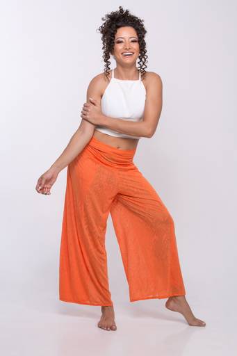 Modelo em pose editorial de moda destacando caimento e textura de peças de vestuário. Fotografia por Bruno Arita