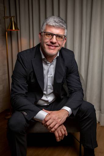 Retrato com estética editorial focado na expressão e confiança de Fabio Rocha. Fotografia profissional por Bruno Arita