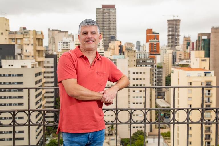 Composição editorial de branding pessoal com Fabio Rocha em cenário contemporâneo em São Paulo. Foto por Bruno Arita