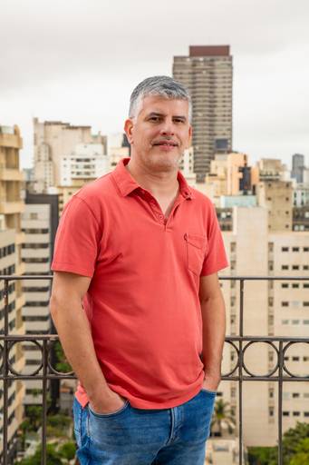 Direção de imagem editorial para Fabio Rocha, unindo técnica de luz e estilo corporativo moderno. Autoria de Bruno Arita