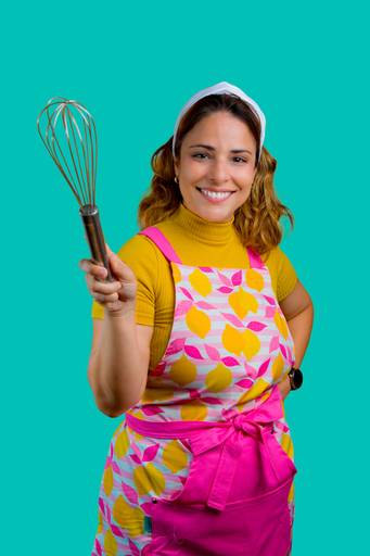 Retrato profissional de posicionamento de carreira com confeiteira segurando batedor de arame (fouet), estética clean e vibrante para confeitaria artesanal.