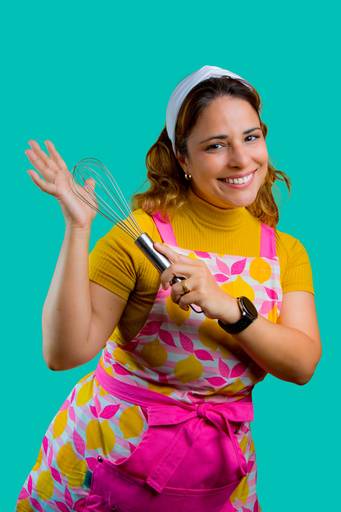 Foto de perfil profissional para confeiteira com pose dinâmica e alegre, fundo azul turquesa e iluminação de estúdio de alta qualidade.