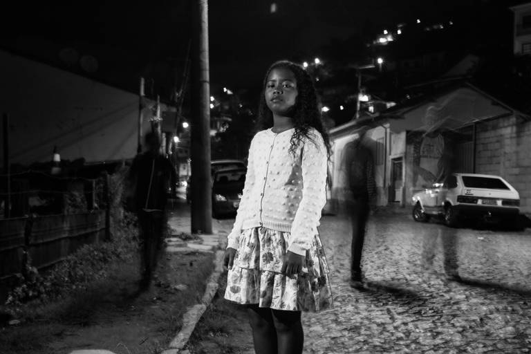 Composição editorial de modelo negra em cenário histórico, unindo a força da presença feminina à arquitetura colonial de Minas Gerais. Registro por Bruno Arita