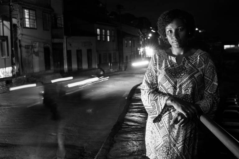 Retrato de perfil em preto e branco explorando texturas e iluminação dramática no ensaio conceitual sobre a mulher negra. Autoria de Bruno Arita