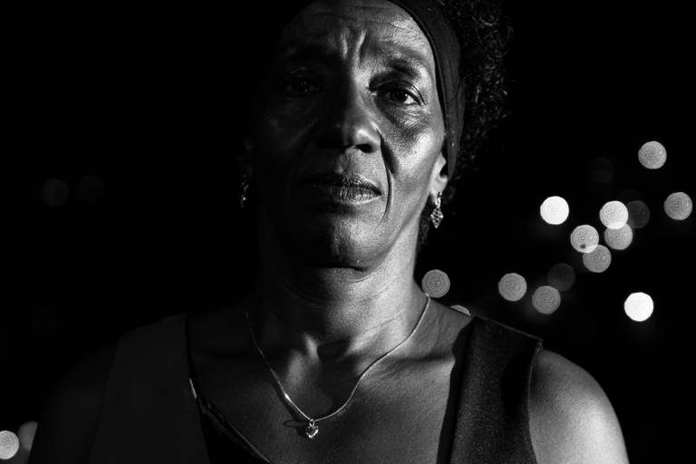 Retrato editorial em P&B destacando o olhar expressivo e o turbante, símbolo de resistência e ancestralidade em Ouro Preto. Fotografia por Bruno Arita