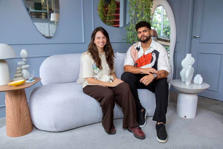 oto editorial dos embaixadores Clara Nahas e João Gabriel em ambiente de design na Westwing Vila Madalena. Registro por Bruno Arita