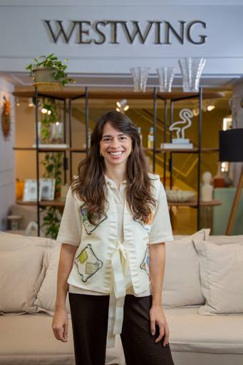 Retrato editorial da arquiteta Clara Nahas em cenário sofisticado de design em São Paulo. Autoria: Bruno Arita