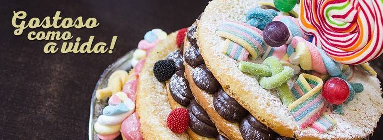 Fotografia de banner com Naked Cake de camadas generosas, decorado com frutas vermelhas frescas e açúcar de confeiteiro. Foto por Bruno Arita