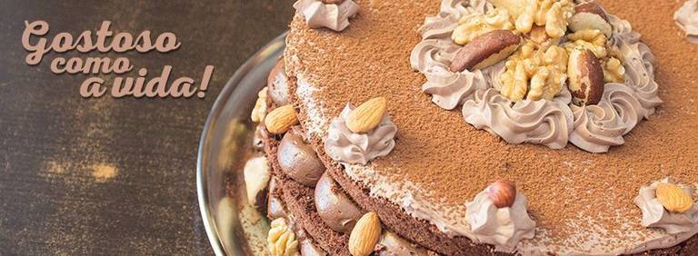 Banner publicitário de Naked Cake com flores naturais, destacando a textura da massa e do recheio artesanal. Registro por Bruno Arita