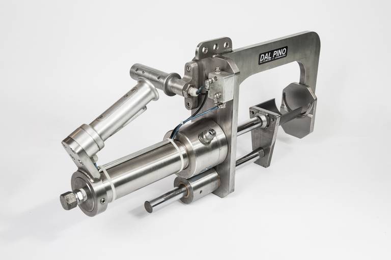 Detalhe de maquinário industrial com foco em componentes mecânicos e textura metálica. Registro por Bruno Arita