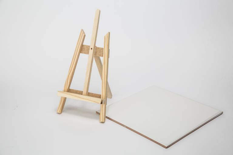 Fotografia still de azulejo para personalização na cor branca separado do cavalete mostrando os itens separadamente. Foto por Bruno Arita.