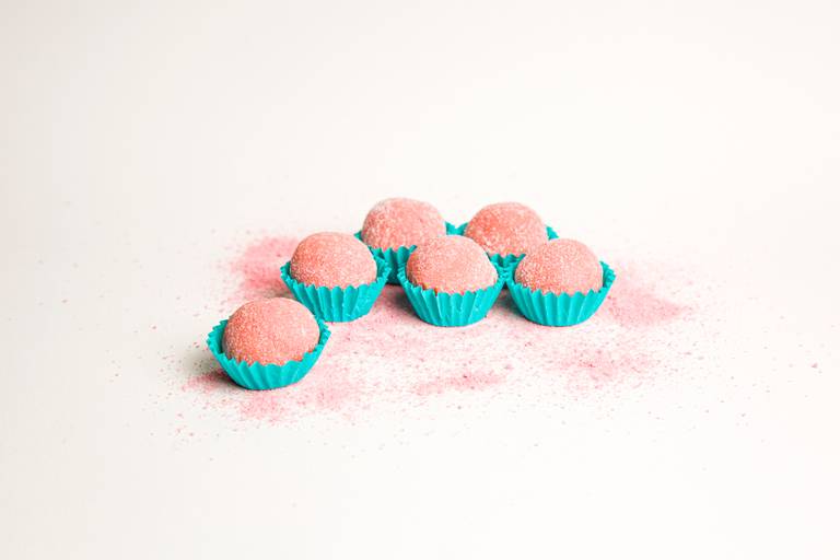 Fotografia de brigadeiro bicho de pé gourmet com textura cremosa e cobertura de açúcar. Foto por Bruno Arita