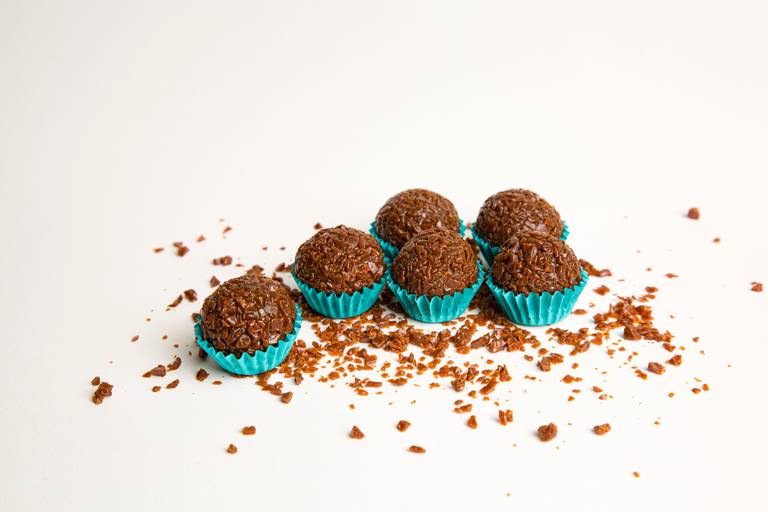 Close-up de brigadeiro crocante destacando a textura dos confeitos e iluminação de estúdio. Registro por Bruno Arita