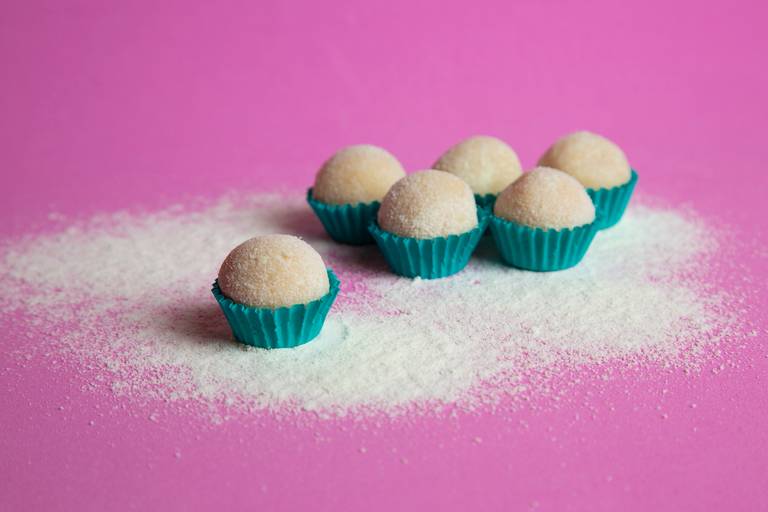 Fotografia still de brigadeiro de Leite Ninho, com foco na finalização artesanal e suavidade. Fotografia: Bruno Arita