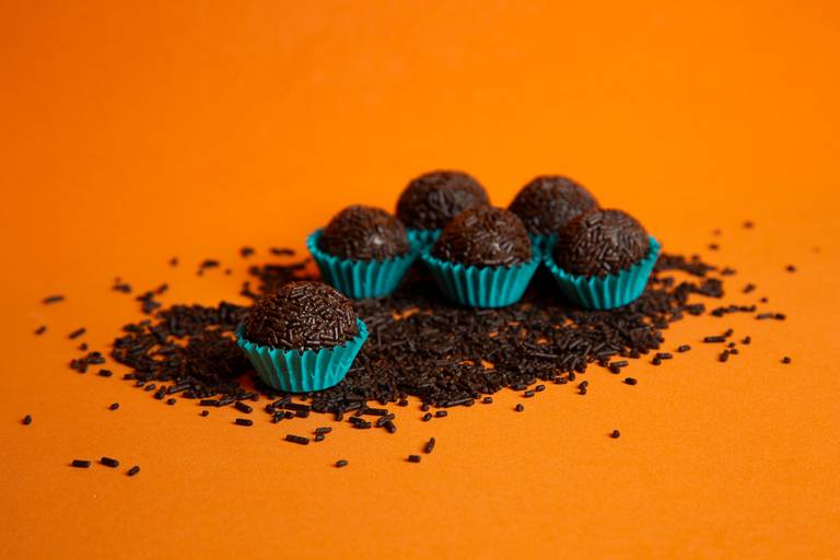 Brigadeiro de chocolate tradicional gourmet em cenário de fotografia gastronômica. Foto por Bruno Arita