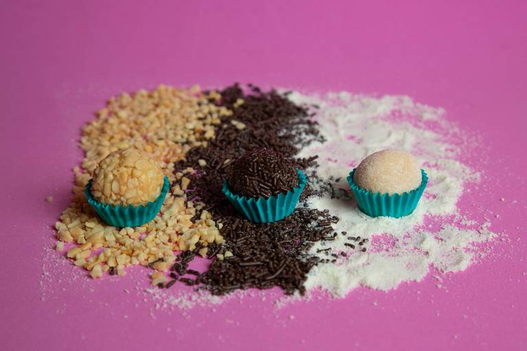 Composição de brigadeiros variados para catálogo de confeitaria artesanal. Registro por Bruno Arita