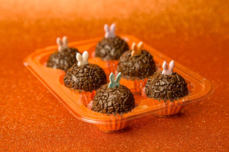 Close-up de brigadeiros tradicionais de Páscoa finalização impecável. Registro por Bruno Arita