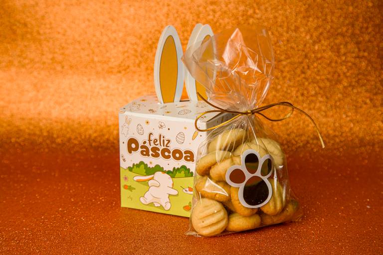 Fotografia still de produtos de Páscoa em cenário temático, focando no branding da marca. Foto por Bruno Arita