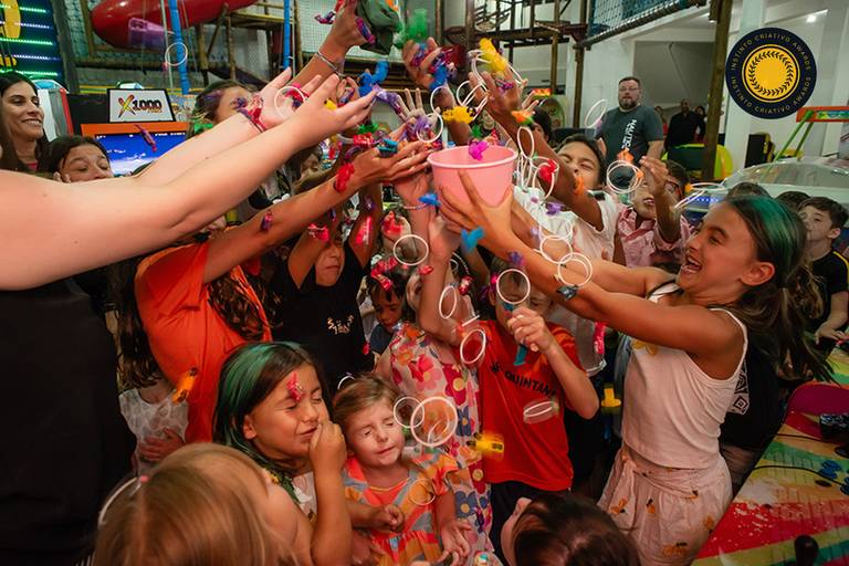 ensaio de aniversário – festa infantil – festa de criança – foto premiada – instinto criativo – Pelotas – Antonio Rocha Fotografias – Fotógrafo de Crianças – Fotógrafo de Eventos – brincadeira de criança – festa em casa – festa no salão - playground