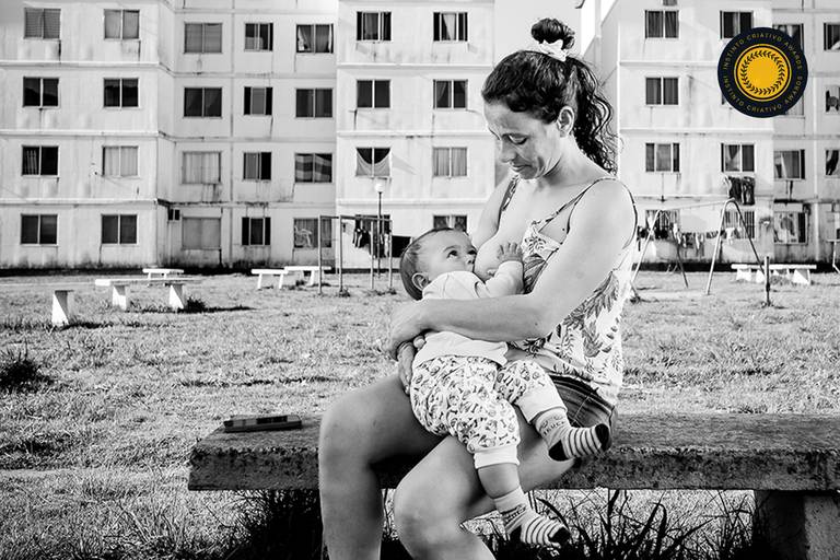 Fotografia real – fotografia documental – fotografia fotojornalística – amamentação – Pelotas – Antonio Rocha Fotografia – Fotógrafo de Pessoas – Fotografia Espontânea – Fotografia mãe e filho