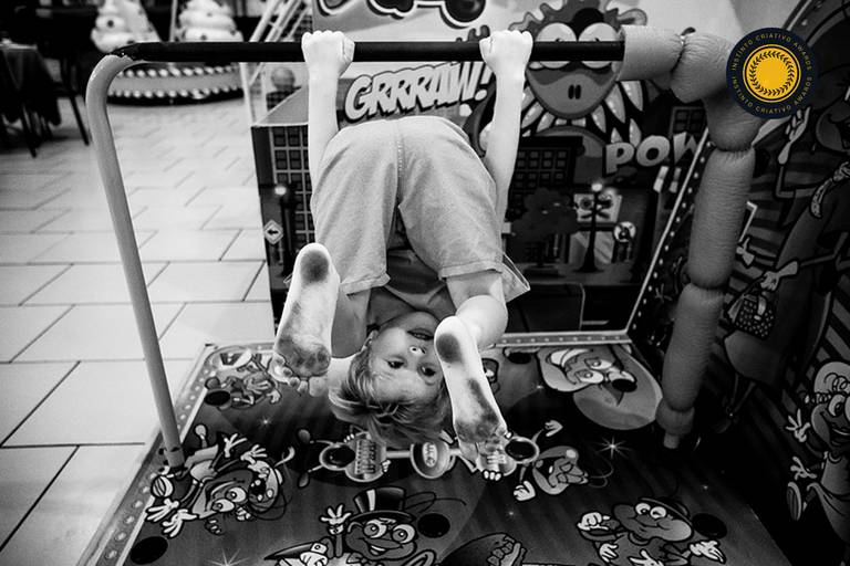 ensaio de aniversário – festa infantil – festa de criança – foto premiada – instinto criativo – Pelotas – Antonio Rocha Fotografias – Fotógrafo de Crianças – Fotógrafo de Eventos – brincadeira de criança – festa em casa – festa no salão – playground