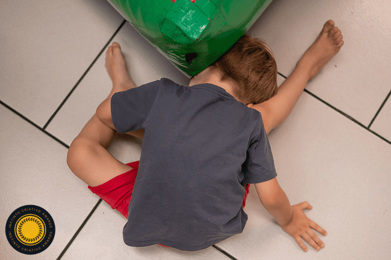 ensaio de aniversário – festa infantil – festa de criança – foto premiada – Pelotas – Antonio Rocha Fotografias – Fotógrafo de Crianças – Fotógrafo de Eventos – brincadeira de criança – festa em casa – festa no salão – playground