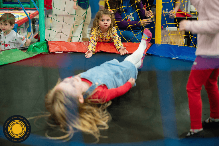 ensaio de aniversário – festa infantil – festa de criança – foto premiada – Pelotas – Antonio Rocha Fotografias – Fotógrafo de Crianças – Fotógrafo de Eventos – brincadeira de criança – festa em casa – festa no salão – playground