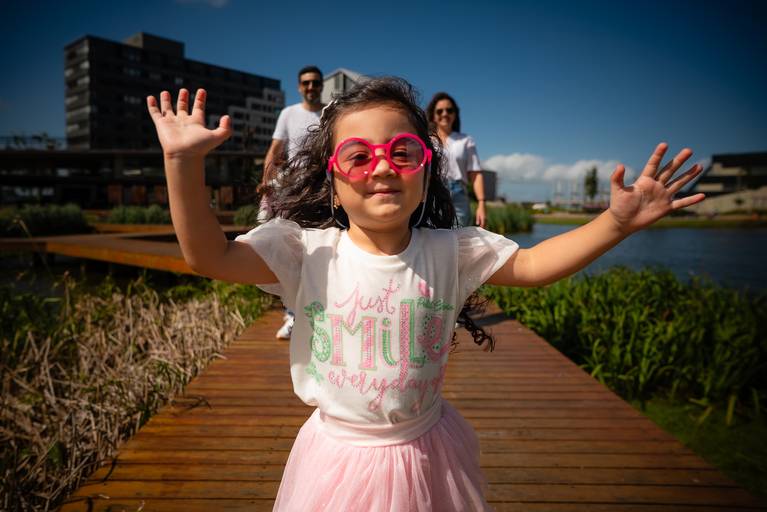 Ensaio de aniversário - fotógrafo de família - fotos de família - ensaio ao ar livre - ensaio externo - fotos descontraídas - Pelotas - Parque Una - Antonio Rocha Fotografias - Ursinho - naninha - Pracinha - Óculos Infantil  - Maitê - Manu - Murilo