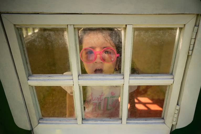 Ensaio de aniversário - fotógrafo de família - fotos de família - ensaio ao ar livre - ensaio externo - fotos descontraídas - Pelotas - Parque Una - Antonio Rocha Fotografias - Ursinho - naninha - Pracinha - Óculos Infantil  - Maitê - Manu - Murilo