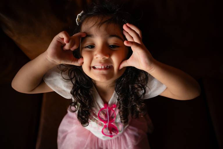 Ensaio de aniversário - fotógrafo de família - fotos de família - ensaio ao ar livre - ensaio externo - fotos descontraídas - Pelotas - Parque Una - Antonio Rocha Fotografias - Ursinho - naninha - Pracinha - Óculos Infantil  - Maitê - Manu - Murilo