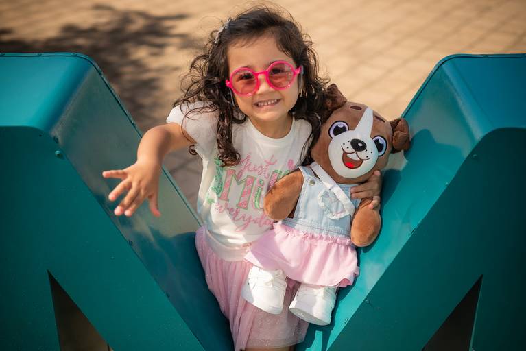 Ensaio de aniversário - fotógrafo de família - fotos de família - ensaio ao ar livre - ensaio externo - fotos descontraídas - Pelotas - Parque Una - Antonio Rocha Fotografias - Ursinho - naninha - Pracinha - Óculos Infantil  - Maitê - Manu - Murilo