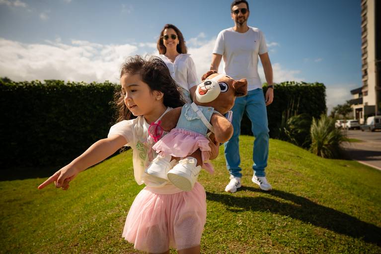 Ensaio de aniversário - fotógrafo de família - fotos de família - ensaio ao ar livre - ensaio externo - fotos descontraídas - Pelotas - Parque Una - Antonio Rocha Fotografias - Ursinho - naninha - Pracinha - Óculos Infantil  - Maitê - Manu - Murilo