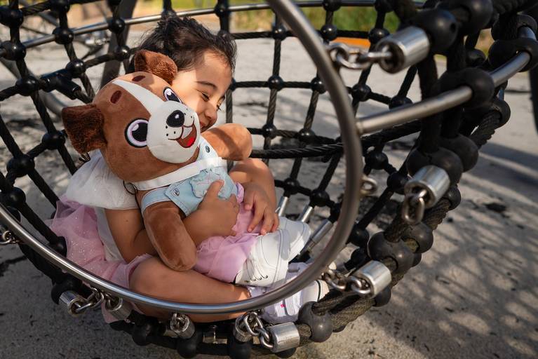 Ensaio de aniversário - fotógrafo de família - fotos de família - ensaio ao ar livre - ensaio externo - fotos descontraídas - Pelotas - Parque Una - Antonio Rocha Fotografias - Ursinho - naninha - Pracinha - Óculos Infantil  - Maitê - Manu - Murilo